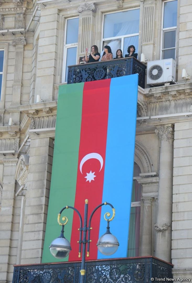 Vətən Müharibəsi şəhidlərinin xatirəsi bütün ölkə ərazisində bir dəqiqəlik sükutla yad edilib (FOTO/VİDEO)