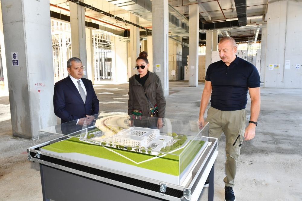 Prezident İlham Əliyev və Birinci xanım Mehriban Əliyeva Şuşa hotel və konfrans mərkəzində aparılan tikinti işləri ilə tanış olublar (YENİLƏNİB) (FOTO/VİDEO)