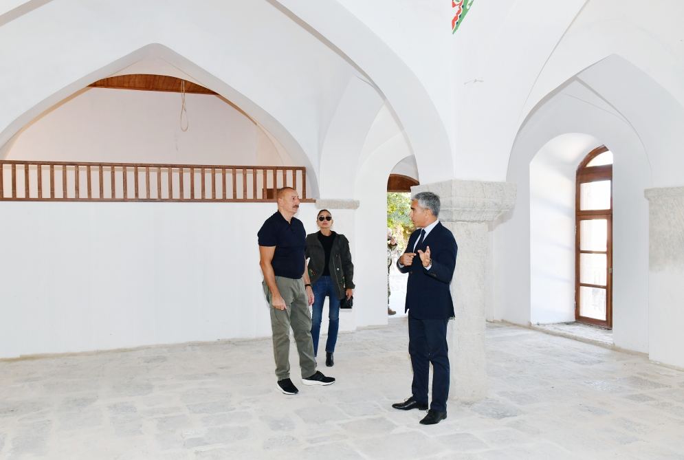 Prezident İlham Əliyev və birinci xanım Mehriban Əliyeva Şuşada Mehmandarovların malikanə kompleksində aparılan bərpa işlərinin gedişi ilə tanış olublar (YENİLƏNİB) (FOTO/VİDEO)