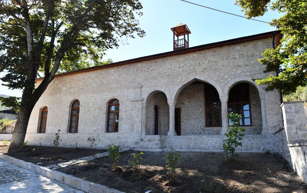 Prezident İlham Əliyev və birinci xanım Mehriban Əliyeva Şuşada Mehmandarovların malikanə kompleksində aparılan bərpa işlərinin gedişi ilə tanış olublar (YENİLƏNİB) (FOTO/VİDEO)