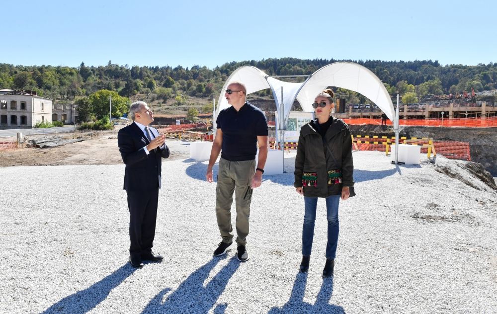 Prezident İlham Əliyev və Birinci xanım Mehriban Əliyeva Şuşada yeni inşa olunan bir sıra obyektlərdə işlərin gedişi ilə tanış olublar (FOTO)