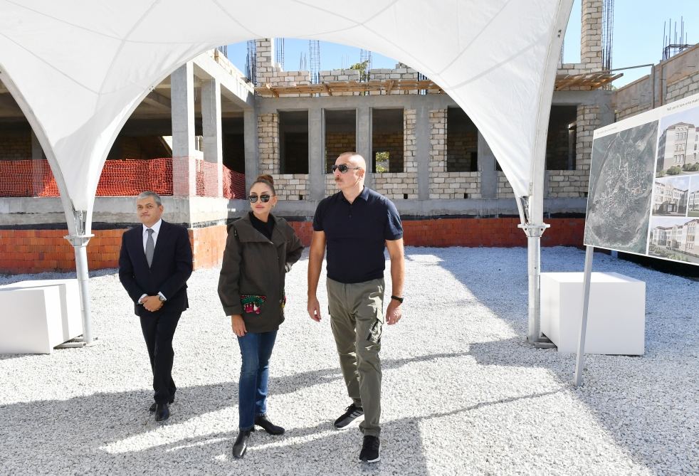 Prezident İlham Əliyev və Birinci xanım Mehriban Əliyeva Şuşada yeni inşa olunan bir sıra obyektlərdə işlərin gedişi ilə tanış olublar (FOTO)