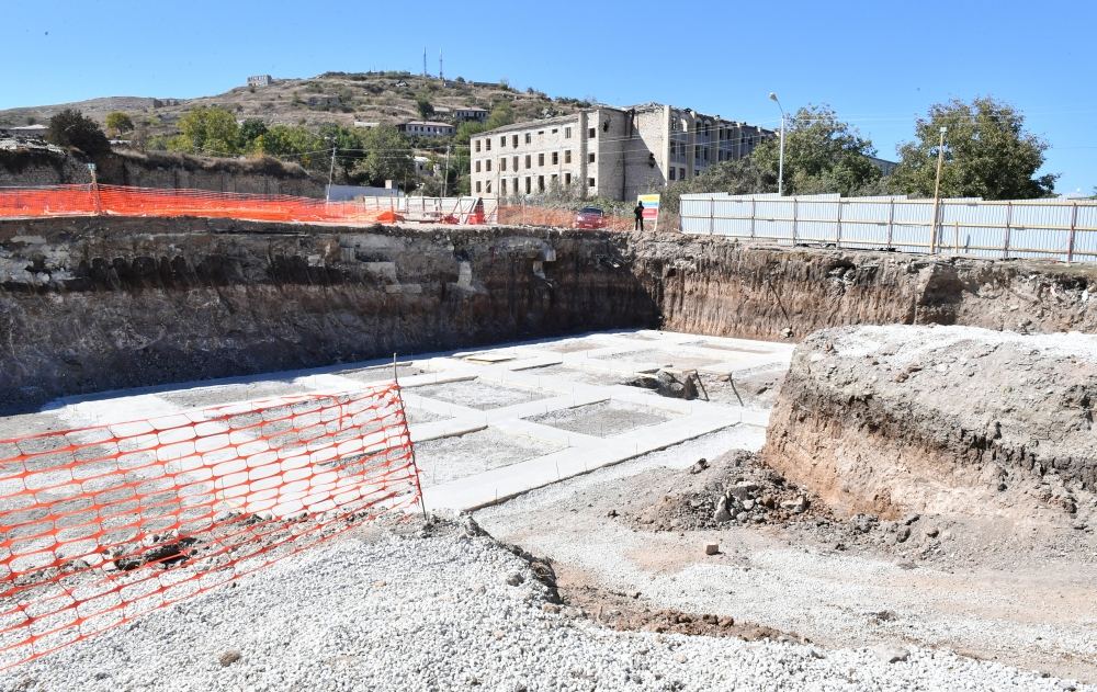 Prezident İlham Əliyev və Birinci xanım Mehriban Əliyeva Şuşada yeni inşa olunan bir sıra obyektlərdə işlərin gedişi ilə tanış olublar (FOTO)
