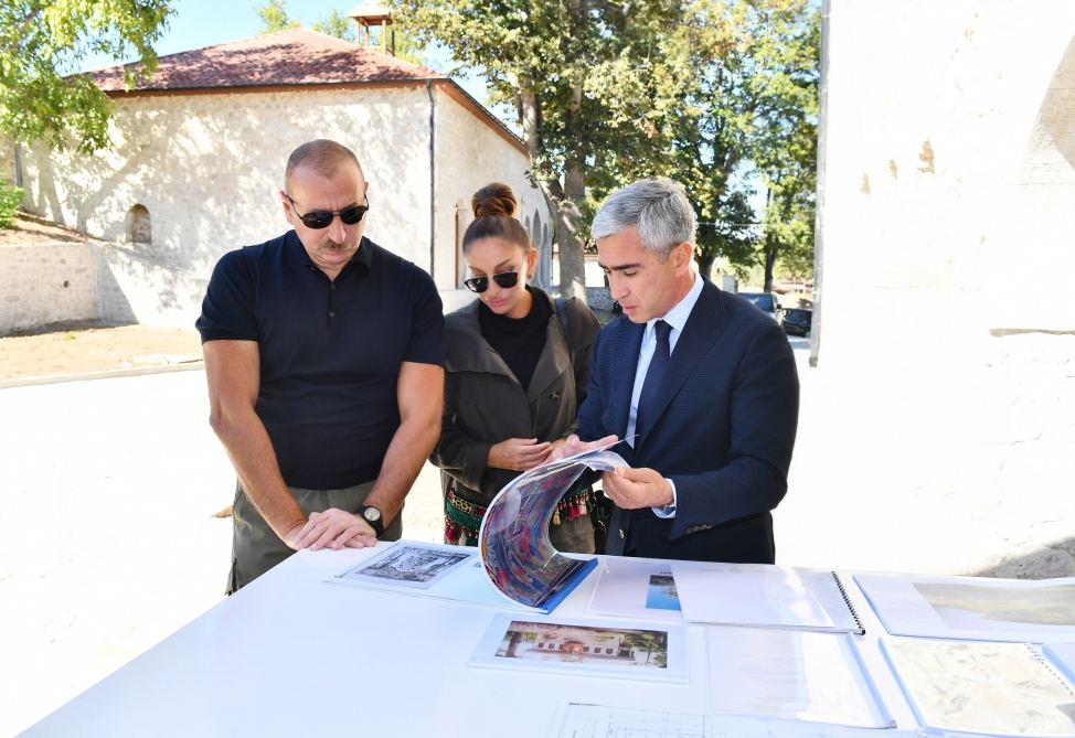 Prezident İlham Əliyev və Birinci xanım Mehriban Əliyeva Şuşada yeni inşa olunan bir sıra obyektlərdə işlərin gedişi ilə tanış olublar (FOTO)