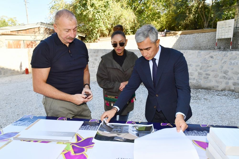 Prezident İlham Əliyev və Birinci xanım Mehriban Əliyeva Şuşada yeni inşa olunan bir sıra obyektlərdə işlərin gedişi ilə tanış olublar (FOTO)