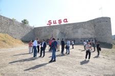 Azərbaycan beyin mərkəzləri I Forumunun iştirakçıları Şuşa şəhərinin tarixi mərkəzində gəzintiyə çıxıb (FOTO)