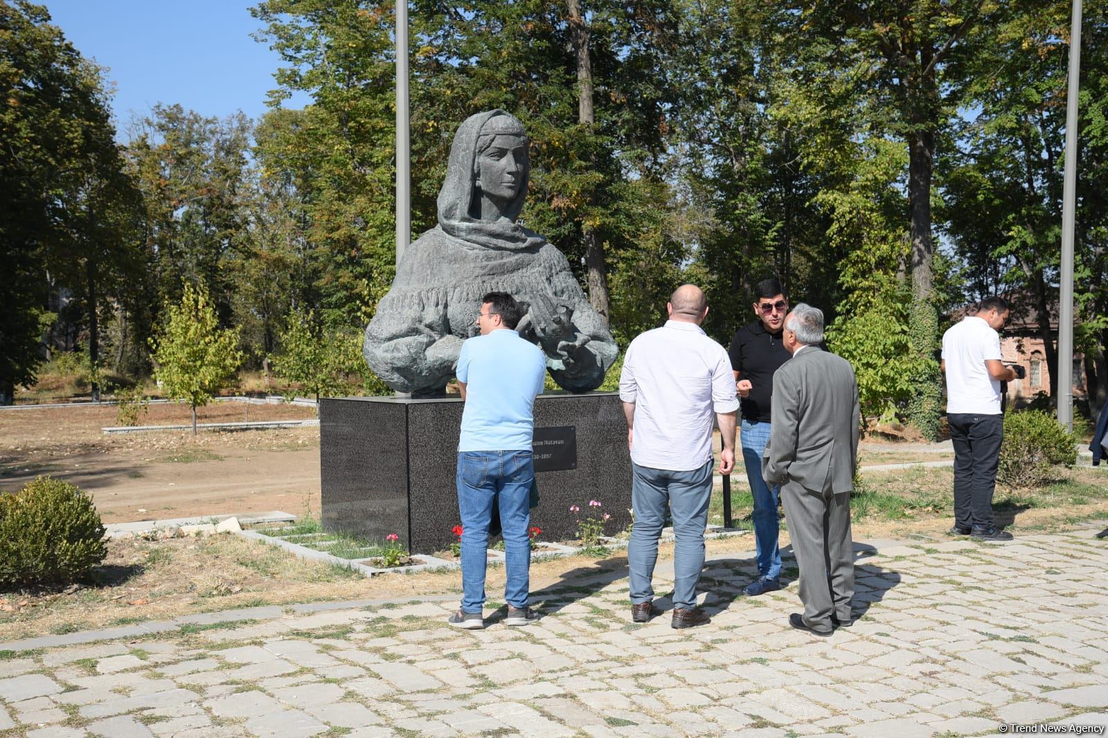 Azərbaycan beyin mərkəzləri I Forumunun iştirakçıları Şuşa şəhərinin tarixi mərkəzində gəzintiyə çıxıb (FOTO)