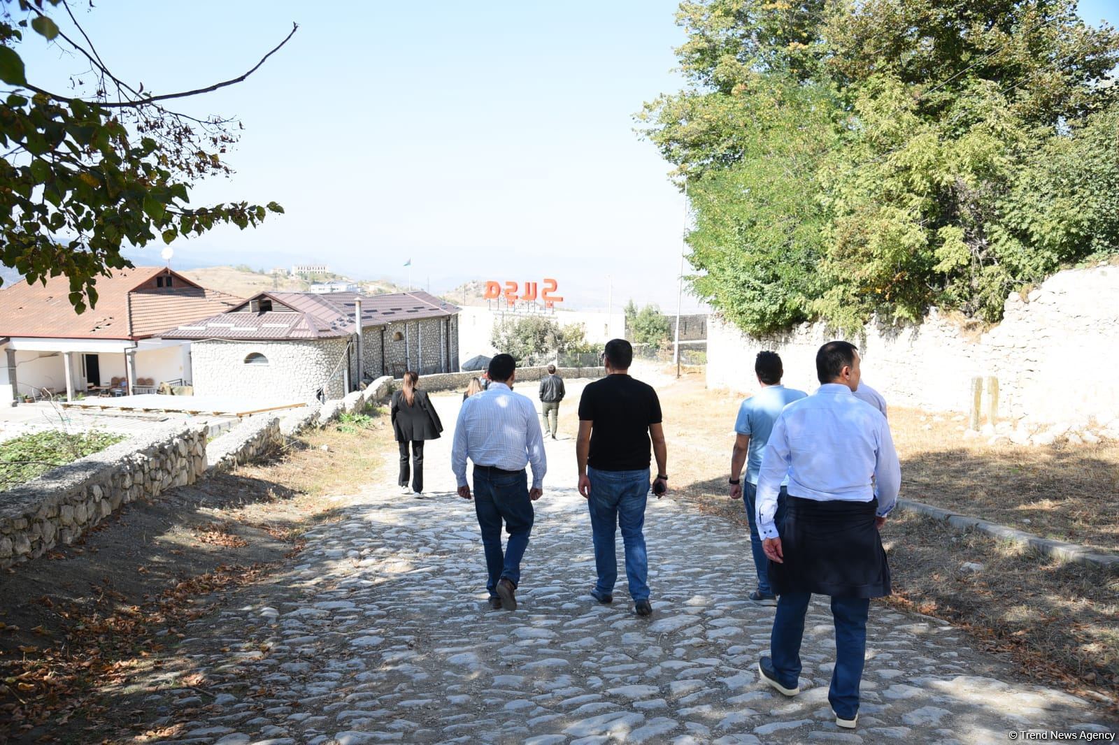Azərbaycan beyin mərkəzləri I Forumunun iştirakçıları Şuşa şəhərinin tarixi mərkəzində gəzintiyə çıxıb (FOTO)