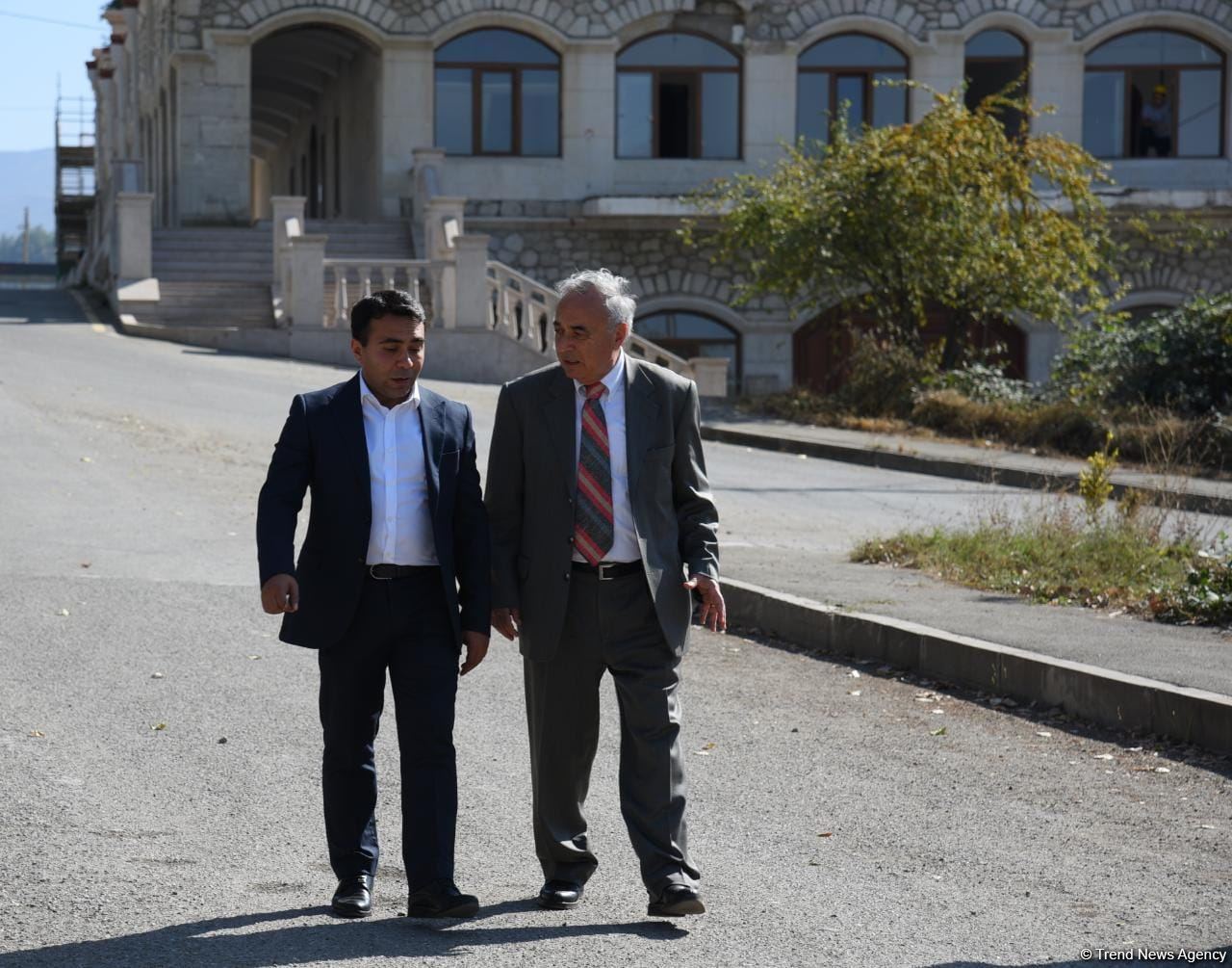 Azərbaycan beyin mərkəzləri I Forumunun iştirakçıları Şuşa şəhərinin tarixi mərkəzində gəzintiyə çıxıb (FOTO)