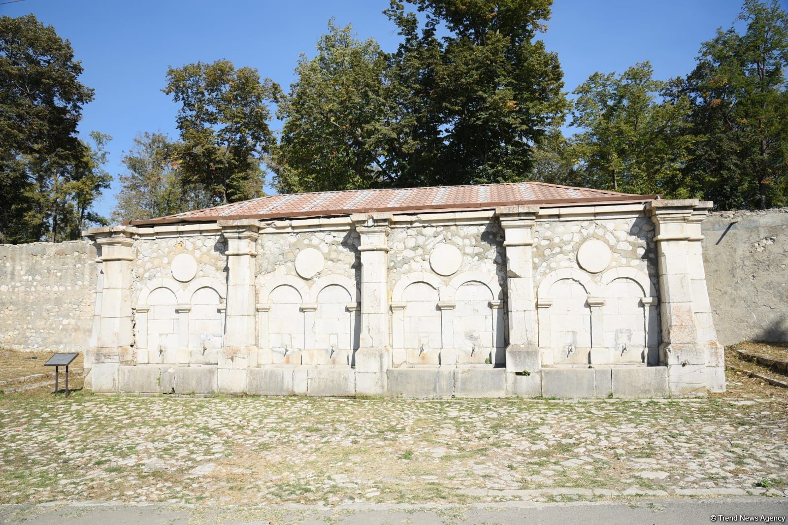 Azərbaycan beyin mərkəzləri I Forumunun iştirakçıları Şuşa şəhərinin tarixi mərkəzində gəzintiyə çıxıb (FOTO)