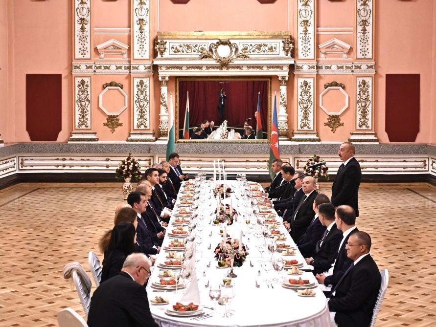 Prezident İlham Əliyevin şərəfinə rəsmi şam yeməyi verilib (FOTO)