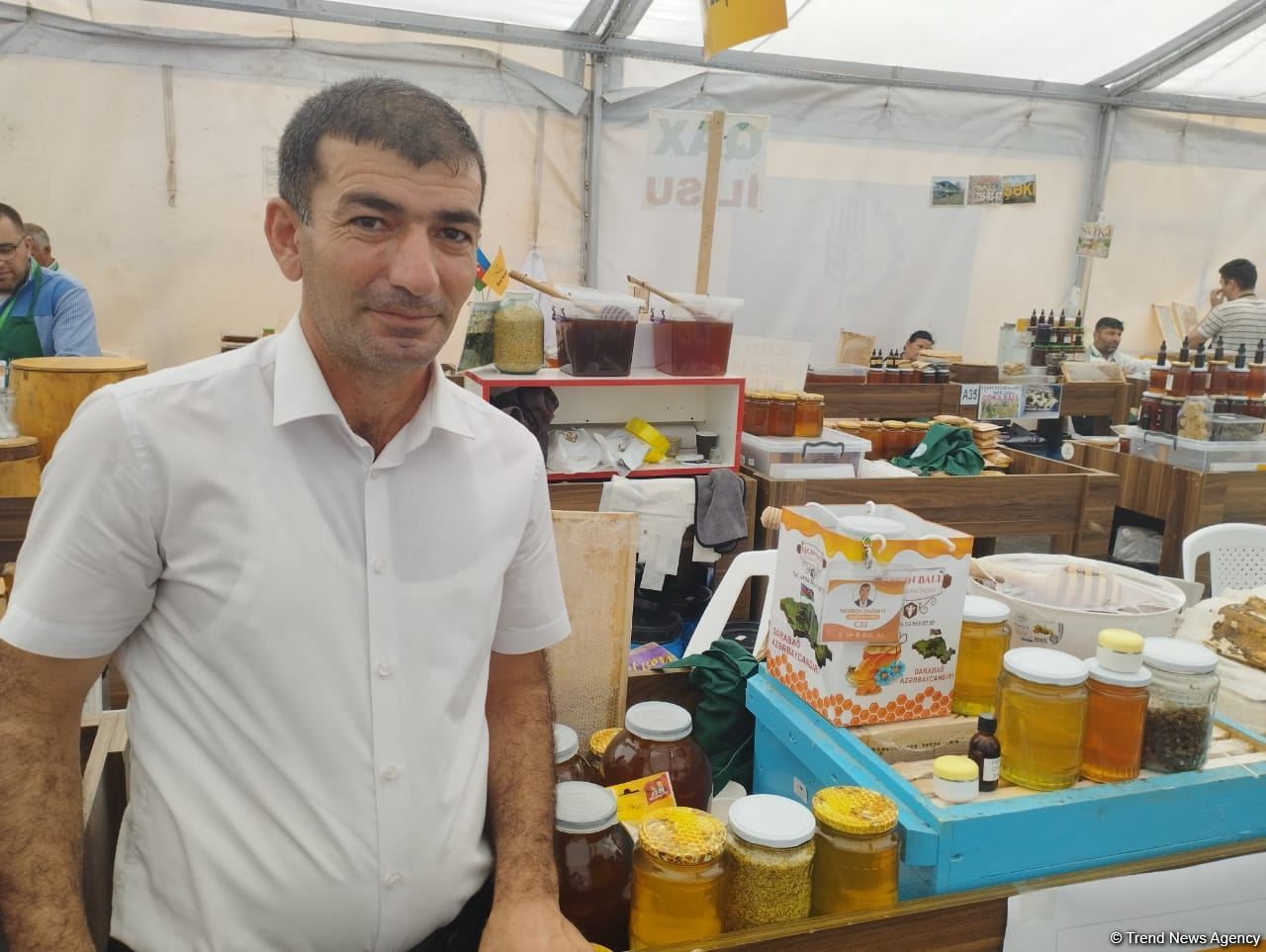 Şərqi Zəngəzur və Qarabağ iqtisadi rayonlarında fəaliyyət göstərən arıçılar bal yarmarkasında iştirak edir (FOTO)