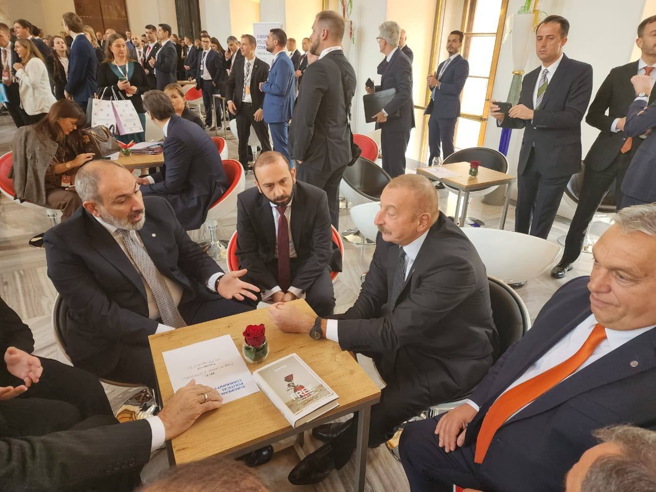 Praqada Azərbaycan, Türkiyə və Ermənistan liderlərinin görüşü keçirilib (FOTO/VİDEO)
