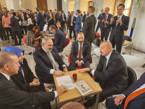Praqada Azərbaycan, Türkiyə və Ermənistan liderlərinin görüşü keçirilib (FOTO/VİDEO)