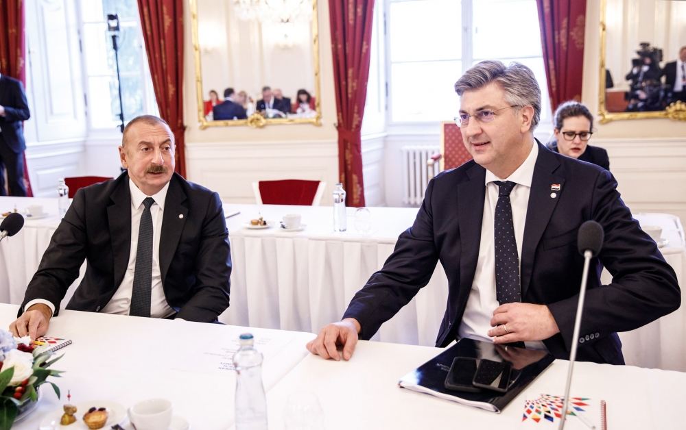 Prezident İlham Əliyev Praqada “Avropa qitəsində sülh və təhlükəsizlik” mövzusunda dəyirmi masada iştirak edib (FOTO/VİDEO) (YENİLƏNİB)