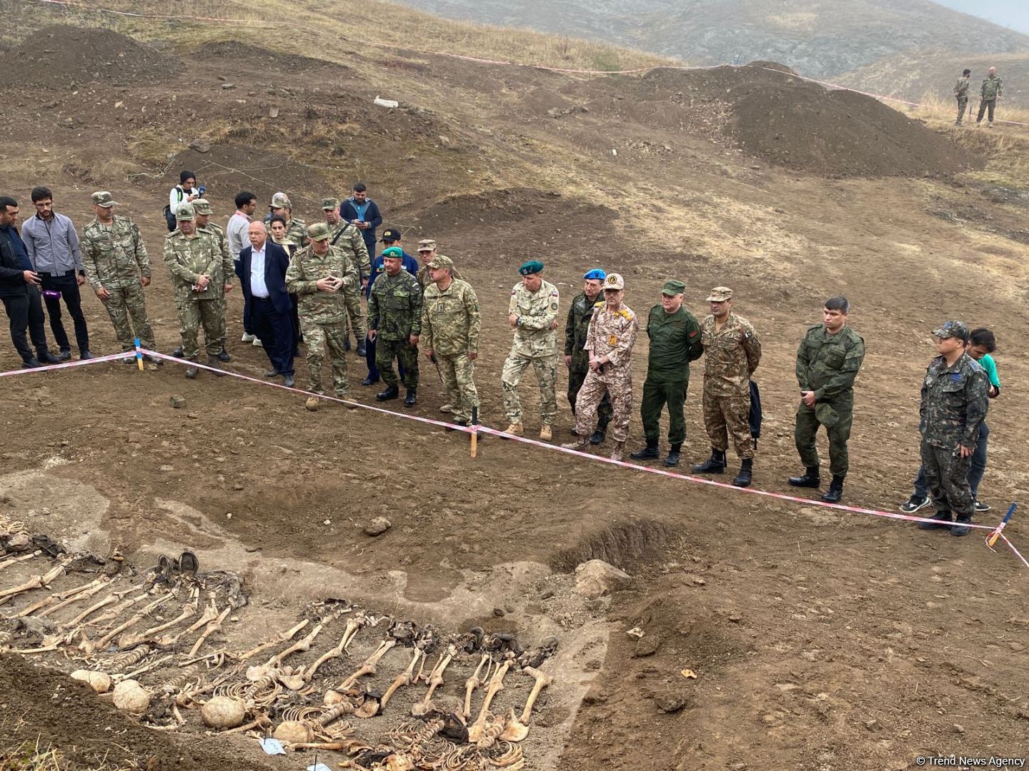 Azərbaycandakı hərbi attaşelər Edillidə aşkarlanan kütləvi məzarlığa baxış keçiriblər (FOTO)