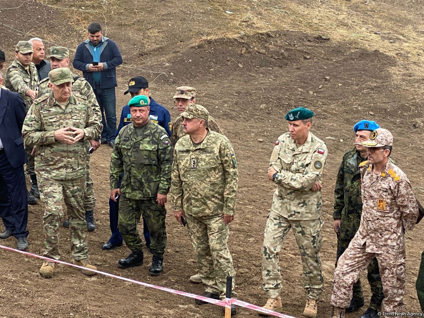 Azərbaycandakı hərbi attaşelər Edillidə aşkarlanan kütləvi məzarlığa baxış keçiriblər (FOTO)
