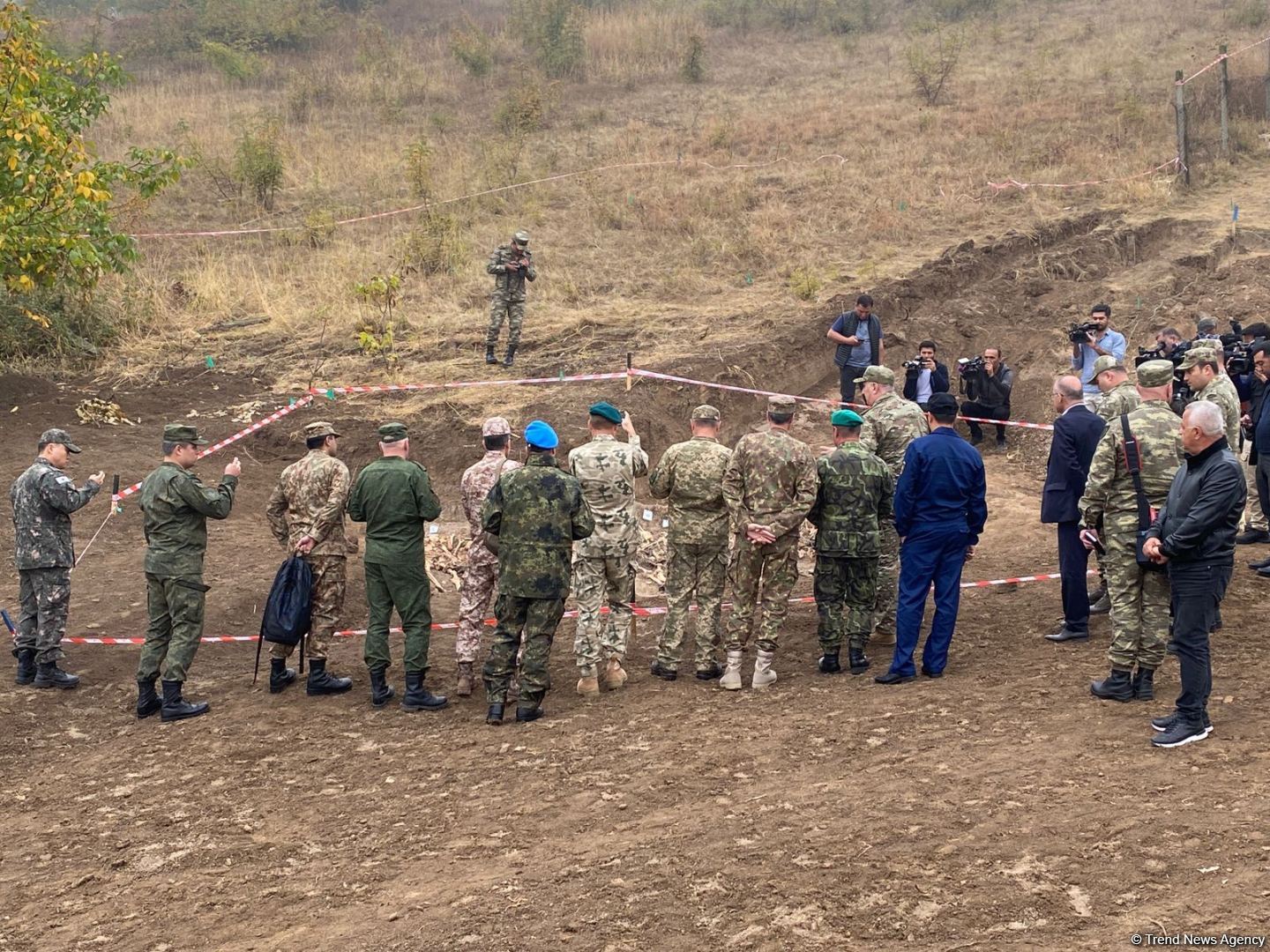 Azərbaycandakı hərbi attaşelər Edillidə aşkarlanan kütləvi məzarlığa baxış keçiriblər (FOTO)