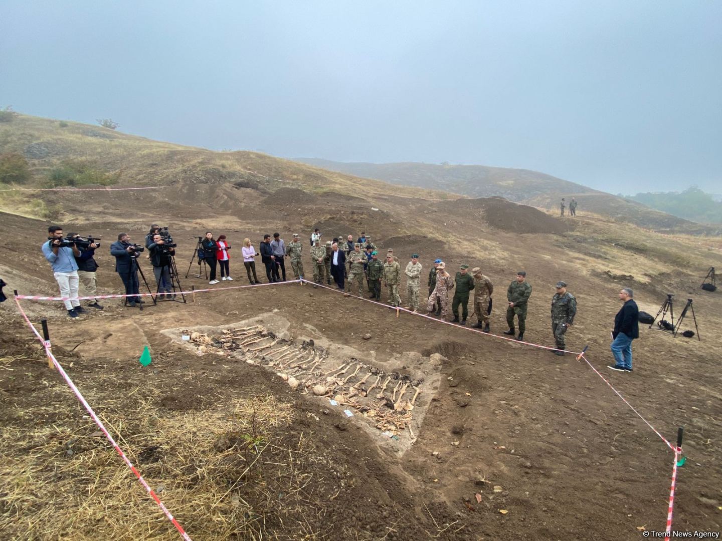 Azərbaycandakı hərbi attaşelər Edillidə aşkarlanan kütləvi məzarlığa baxış keçiriblər (FOTO)