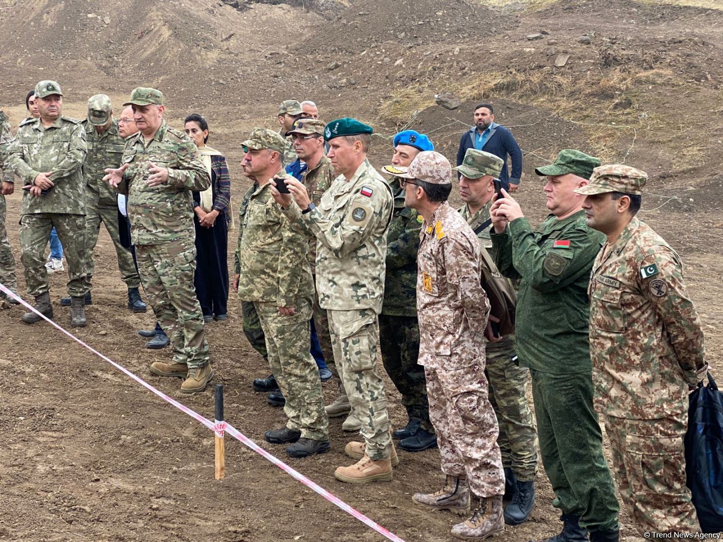 Azərbaycandakı hərbi attaşelər Edillidə aşkarlanan kütləvi məzarlığa baxış keçiriblər (FOTO)