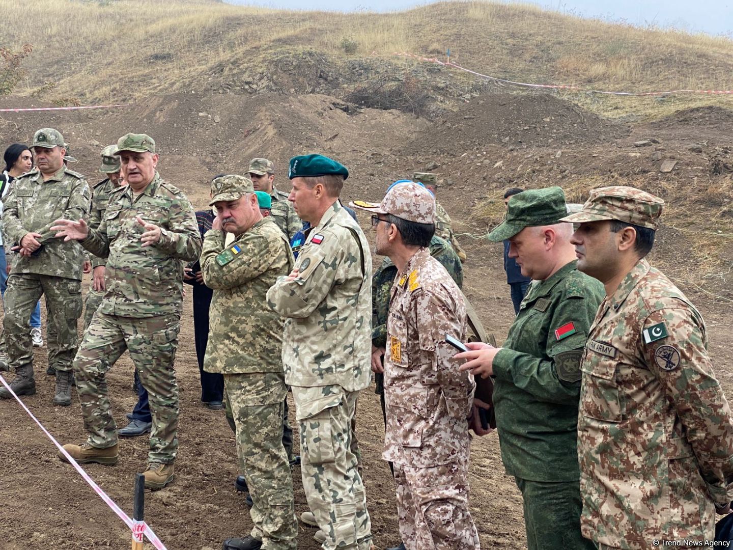 Azərbaycandakı hərbi attaşelər Edillidə aşkarlanan kütləvi məzarlığa baxış keçiriblər (FOTO)