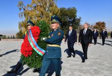 Prezident İlham Əliyev Bişkekdə “Ata-Beyit” Milli Tarixi-Memorial Kompleksini ziyarət edib (FOTO/VİDEO) (YENİLƏNİB)
