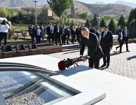 Prezident İlham Əliyev Bişkekdə “Ata-Beyit” Milli Tarixi-Memorial Kompleksini ziyarət edib (FOTO/VİDEO) (YENİLƏNİB)