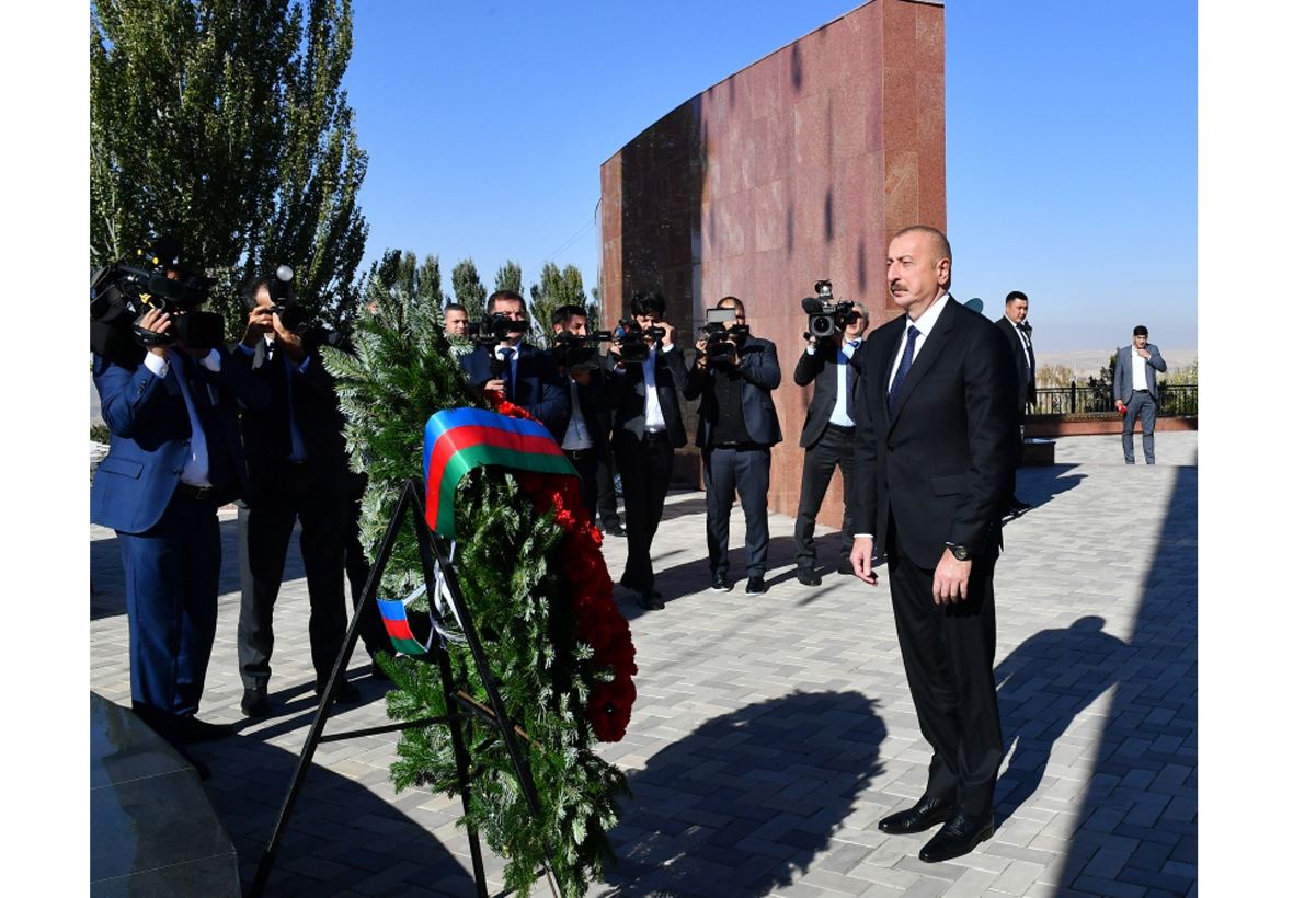 Prezident İlham Əliyev Bişkekdə “Ata-Beyit” Milli Tarixi-Memorial Kompleksini ziyarət edib (FOTO/VİDEO) (YENİLƏNİB)