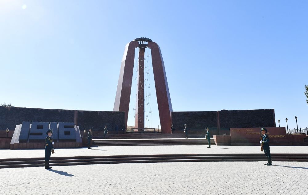 Prezident İlham Əliyev Bişkekdə “Ata-Beyit” Milli Tarixi-Memorial Kompleksini ziyarət edib (FOTO/VİDEO) (YENİLƏNİB)