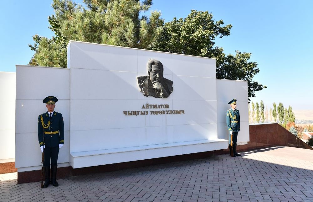 Prezident İlham Əliyev Bişkekdə “Ata-Beyit” Milli Tarixi-Memorial Kompleksini ziyarət edib (FOTO/VİDEO) (YENİLƏNİB)