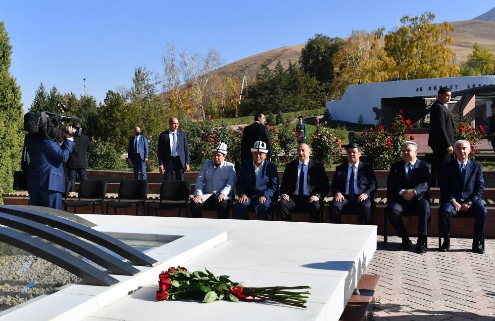Prezident İlham Əliyev Bişkekdə “Ata-Beyit” Milli Tarixi-Memorial Kompleksini ziyarət edib (FOTO/VİDEO) (YENİLƏNİB)