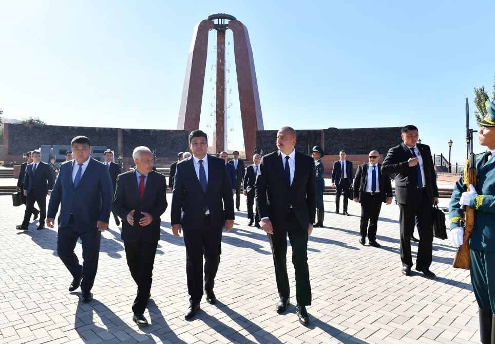 Prezident İlham Əliyev Bişkekdə “Ata-Beyit” Milli Tarixi-Memorial Kompleksini ziyarət edib (FOTO/VİDEO) (YENİLƏNİB)
