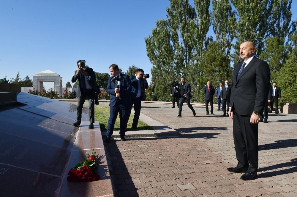 Prezident İlham Əliyev Bişkekdə “Ata-Beyit” Milli Tarixi-Memorial Kompleksini ziyarət edib (FOTO/VİDEO) (YENİLƏNİB)