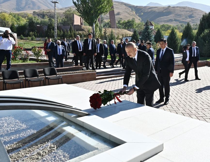 Prezident İlham Əliyev Bişkekdə “Ata-Beyit” Milli Tarixi-Memorial Kompleksini ziyarət edib (FOTO/VİDEO) (YENİLƏNİB)
