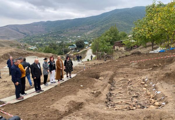 Xarici ekspertlər və QHT-lər Edillidəki kütləvi məzarlıqda erməni vəhşiliyinə şahidlik ediblər (FOTO)