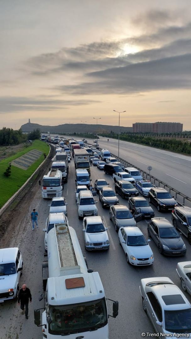 Kür-Bakı su xəttində qəza baş verdi, magistral yolu su basdı (FOTO/VİDEO)