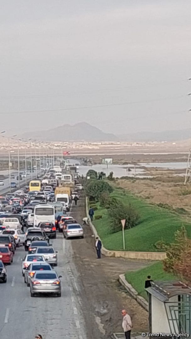 Kür-Bakı su xəttində qəza baş verdi, magistral yolu su basdı (FOTO/VİDEO)