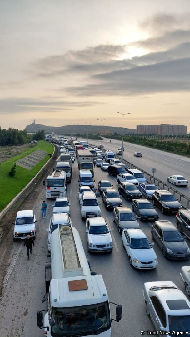 Kür-Bakı su xəttində qəza baş verdi, magistral yolu su basdı (FOTO/VİDEO)