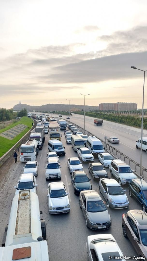 Kür-Bakı su xəttində qəza baş verdi, magistral yolu su basdı (FOTO/VİDEO)