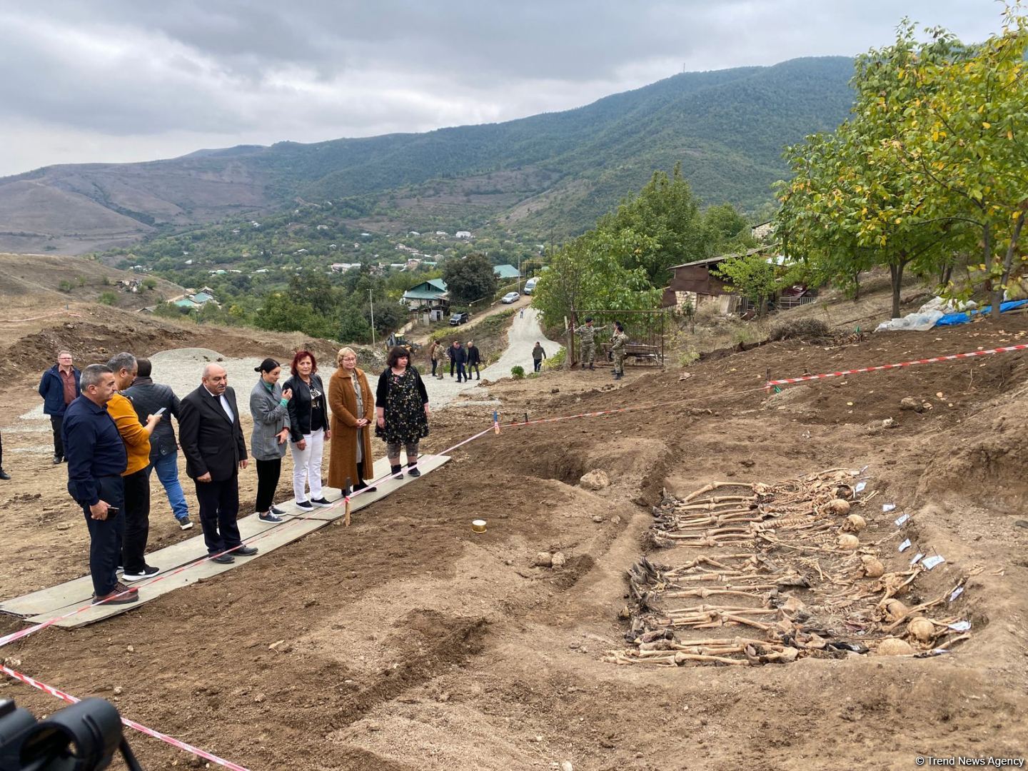 Xarici ekspertlər və QHT-lər Edillidəki kütləvi məzarlıqda erməni vəhşiliyinə şahidlik ediblər (FOTO)