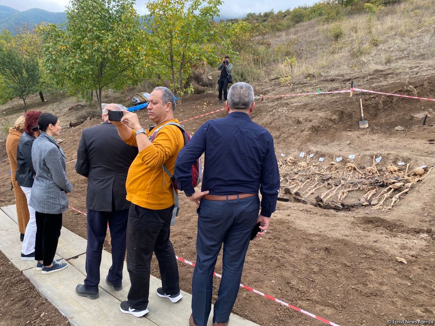 Xarici ekspertlər və QHT-lər Edillidəki kütləvi məzarlıqda erməni vəhşiliyinə şahidlik ediblər (FOTO)