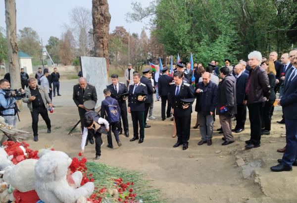 Xarici diplomatlar Gəncədə Ermənistanın raket hücumlarında şəhid olanların xatirəsini anıblar (FOTO)