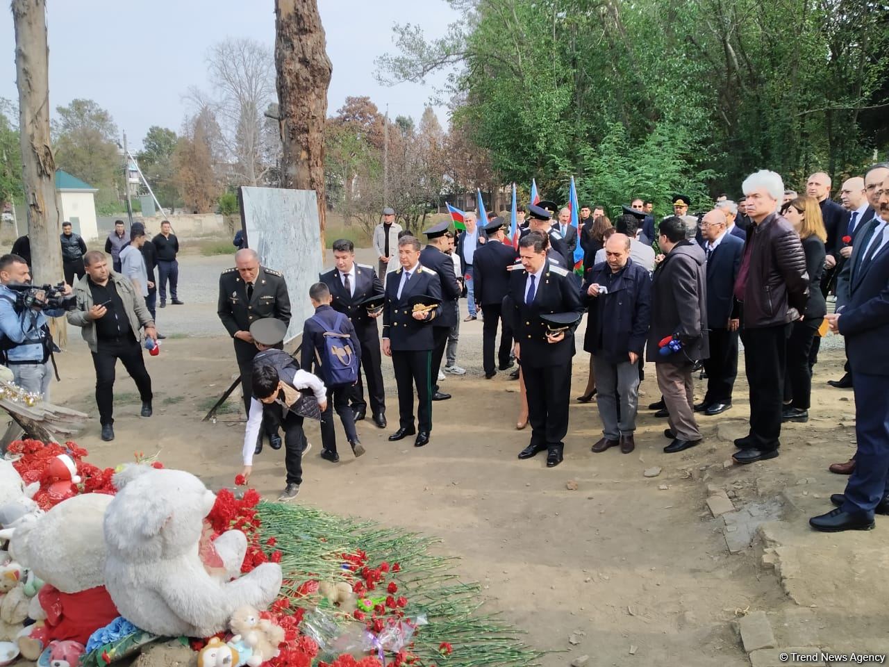 Xarici diplomatlar Gəncədə Ermənistanın raket hücumlarında şəhid olanların xatirəsini anıblar (FOTO)