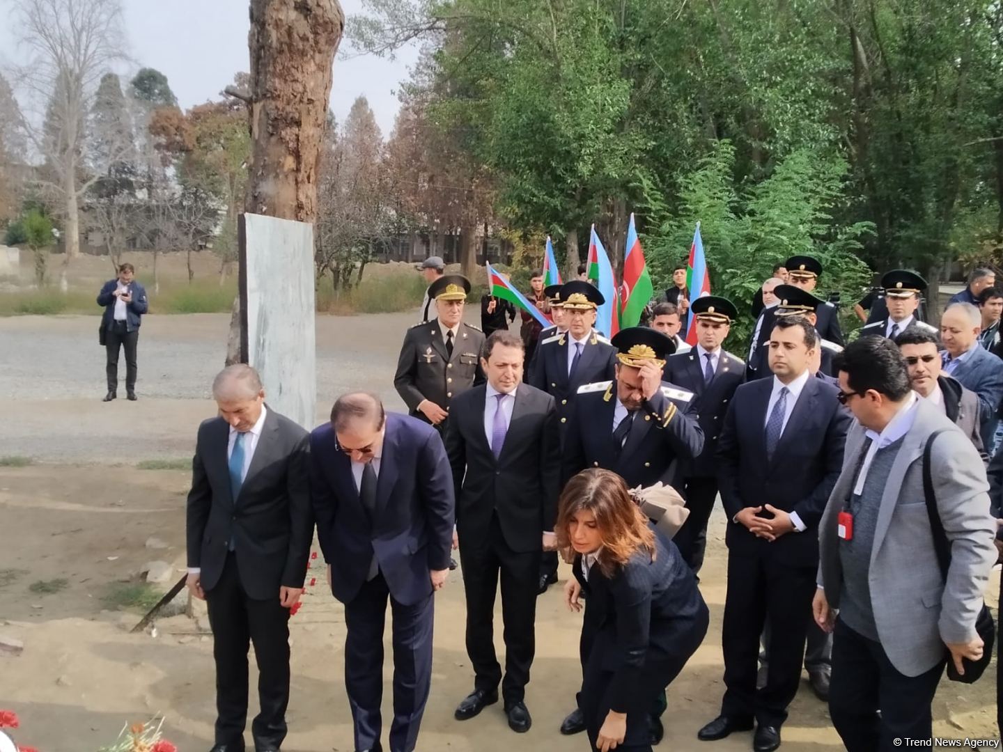Xarici diplomatlar Gəncədə Ermənistanın raket hücumlarında şəhid olanların xatirəsini anıblar (FOTO)