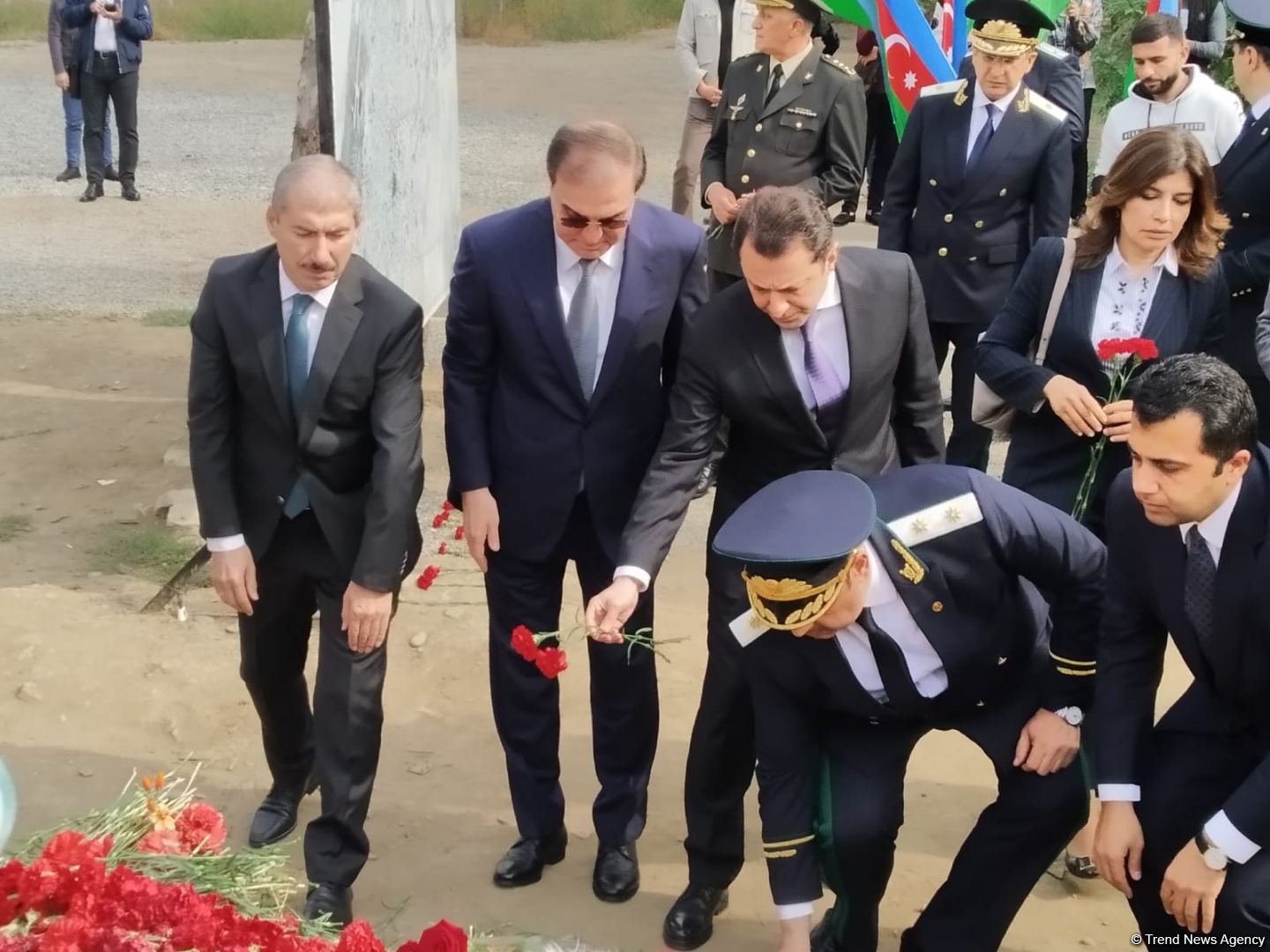 Xarici diplomatlar Gəncədə Ermənistanın raket hücumlarında şəhid olanların xatirəsini anıblar (FOTO)
