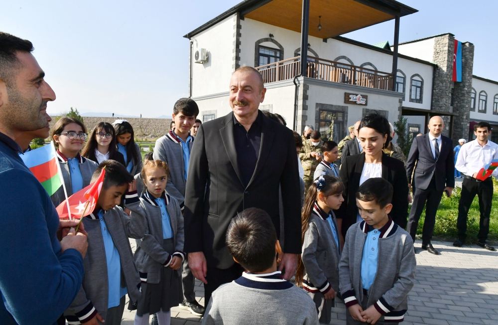 Prezident İlham Əliyev və Birinci xanım Mehriban Əliyeva Zəngilanın Ağalı kəndində sakinlərlə görüşüblər (YENİLƏNİB) (FOTO/VİDEO)