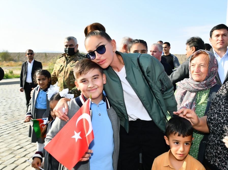 Prezident İlham Əliyev və Birinci xanım Mehriban Əliyeva Zəngilanın Ağalı kəndində sakinlərlə görüşüblər (YENİLƏNİB) (FOTO/VİDEO)