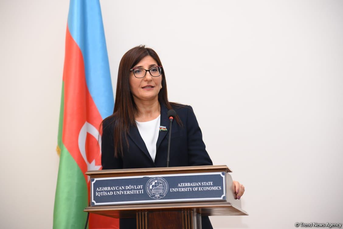 UNEC-də Azərbaycanın uğurlu inkişaf yolu ilə bağlı müzakirələr keçirilib (FOTO)