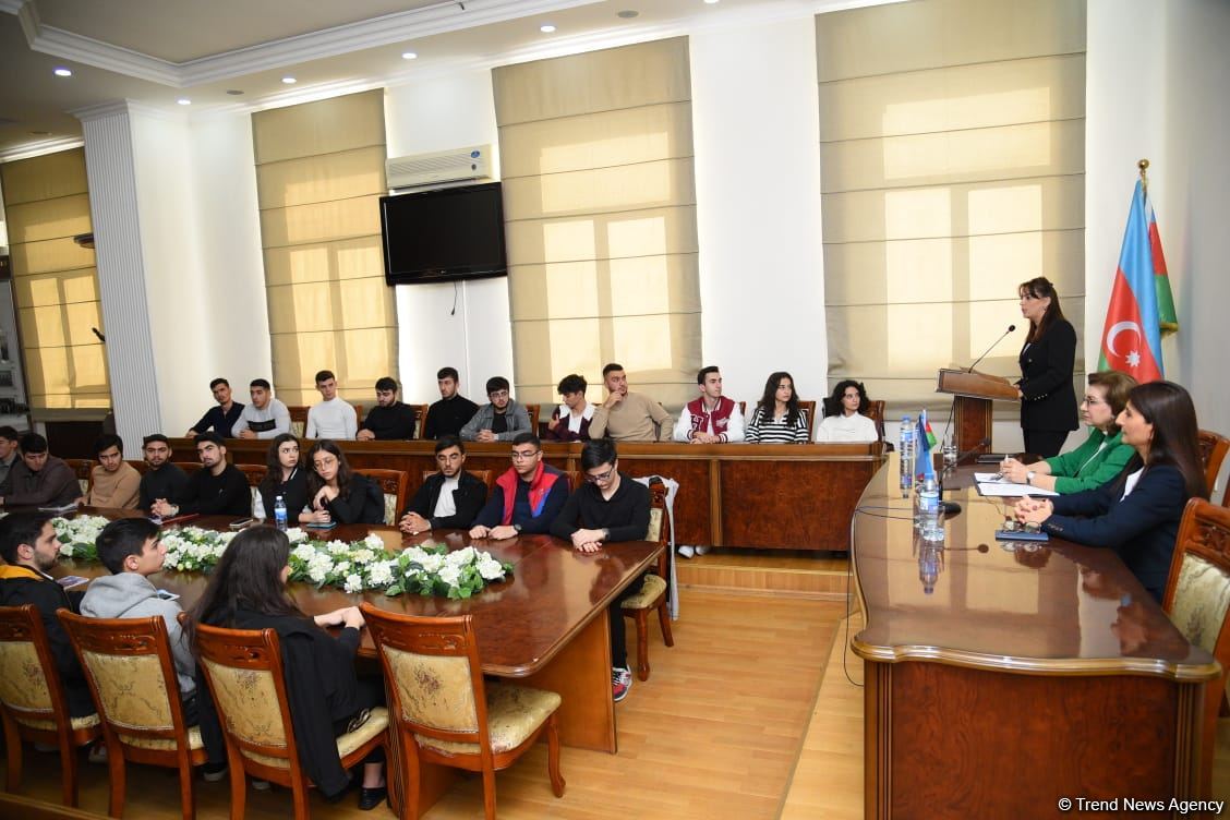 UNEC-də Azərbaycanın uğurlu inkişaf yolu ilə bağlı müzakirələr keçirilib (FOTO)