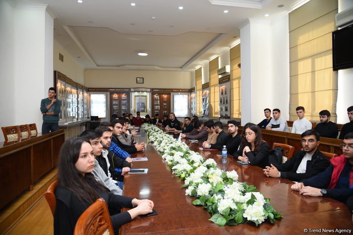 UNEC-də Azərbaycanın uğurlu inkişaf yolu ilə bağlı müzakirələr keçirilib (FOTO)